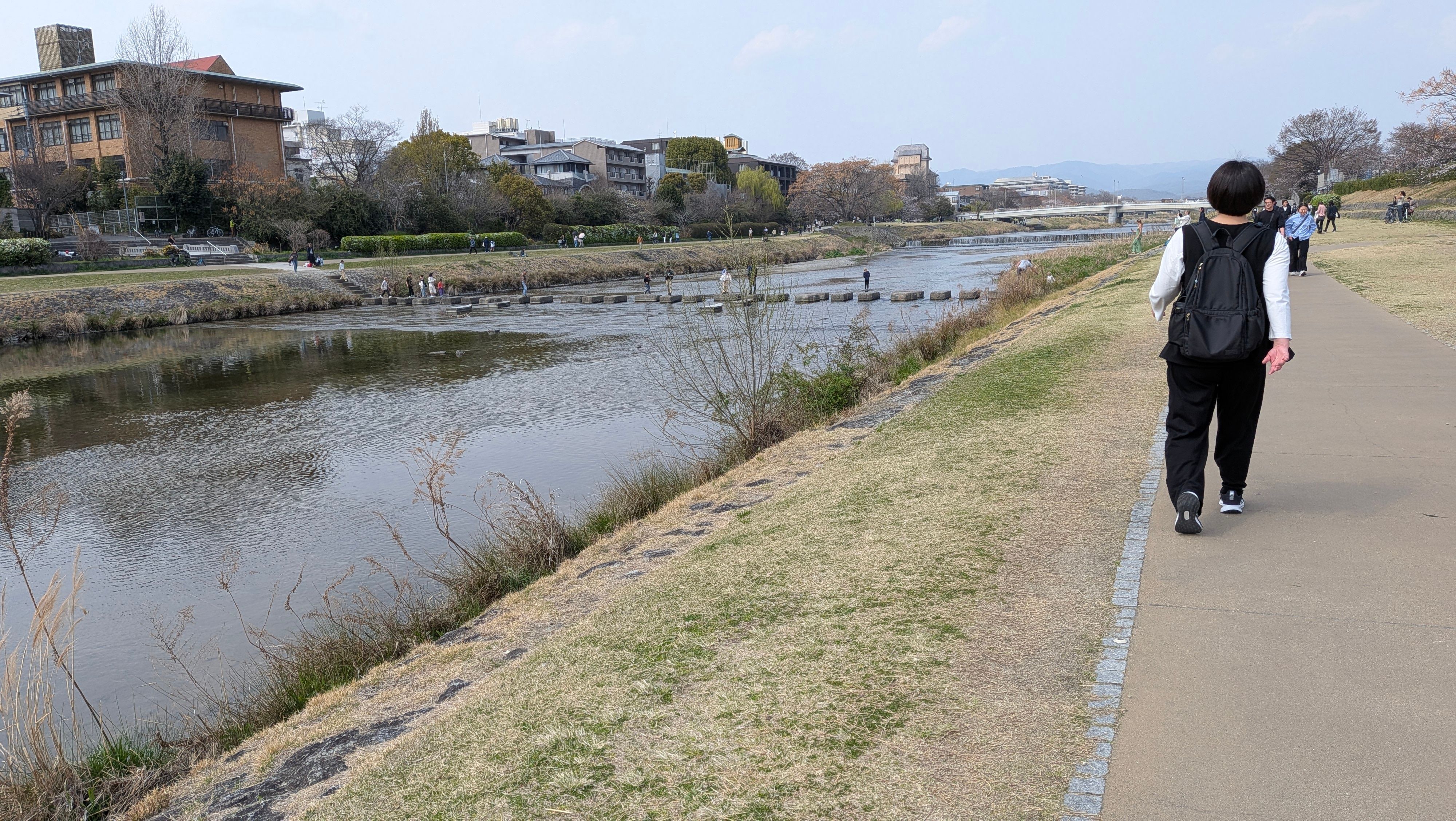 ガキが遊んでおり神