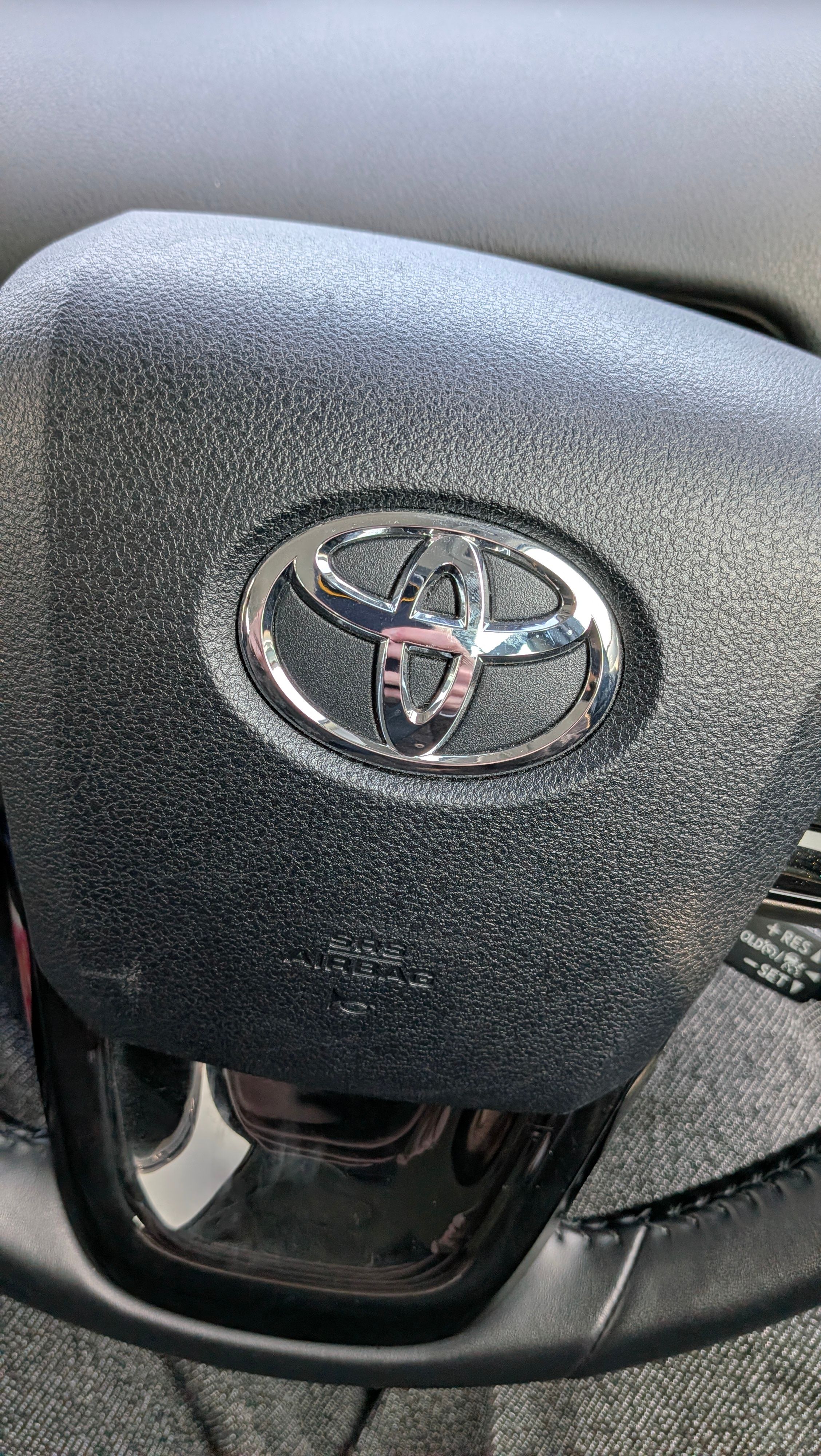 本日の愛車、プリウスくん