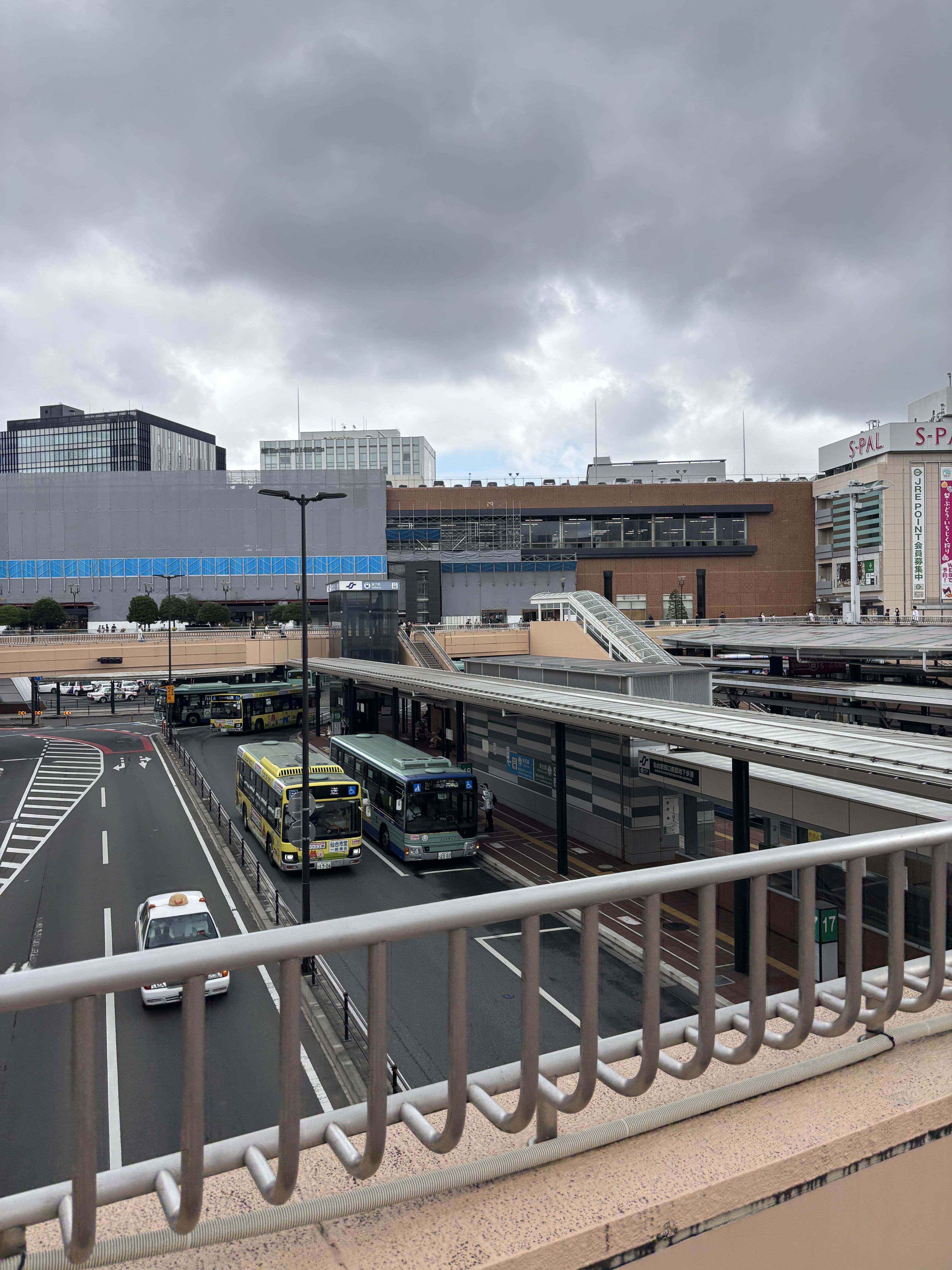 正午前の仙台駅前