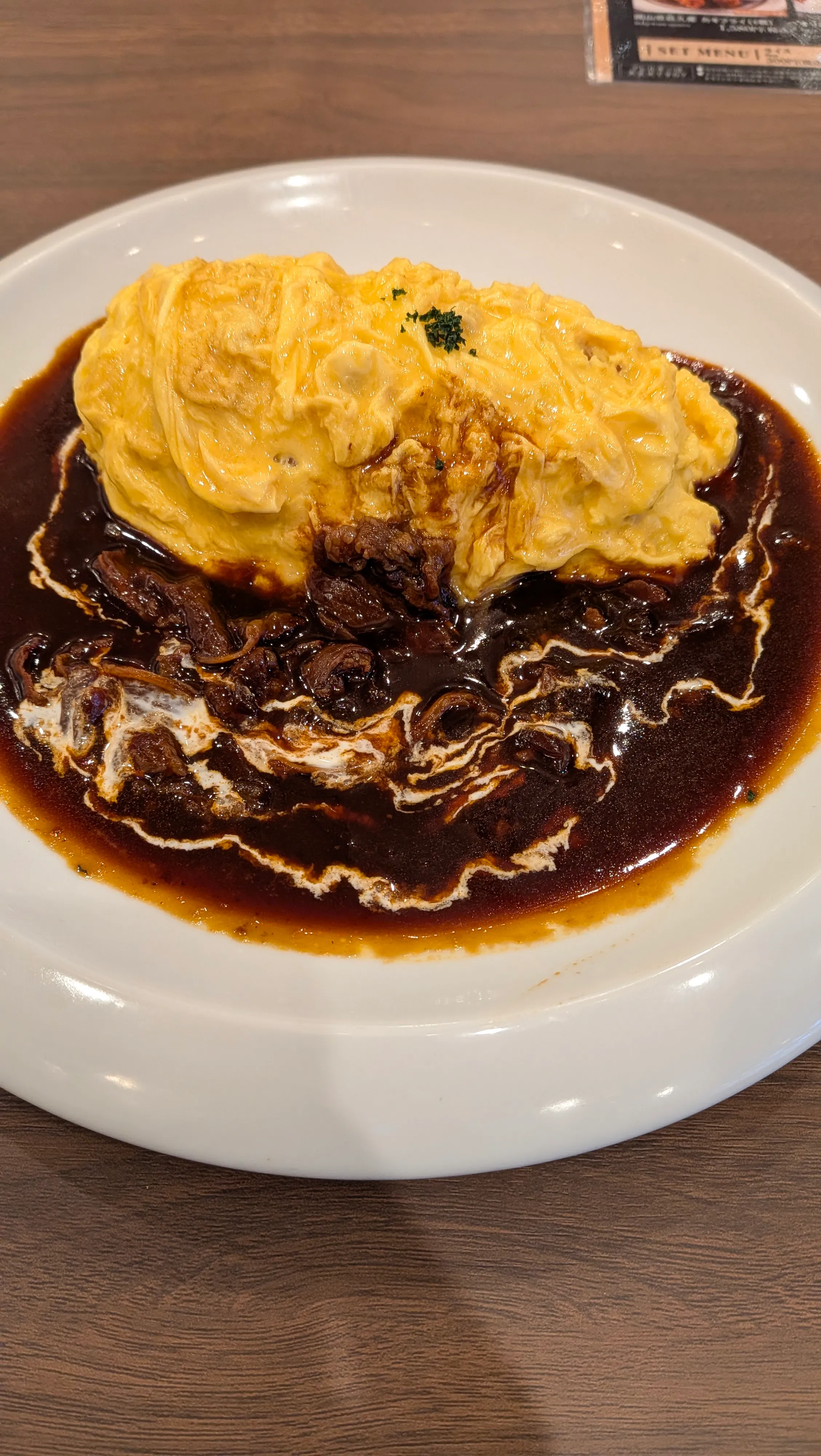 Discordで通話しながらオムハヤシ食べる男性