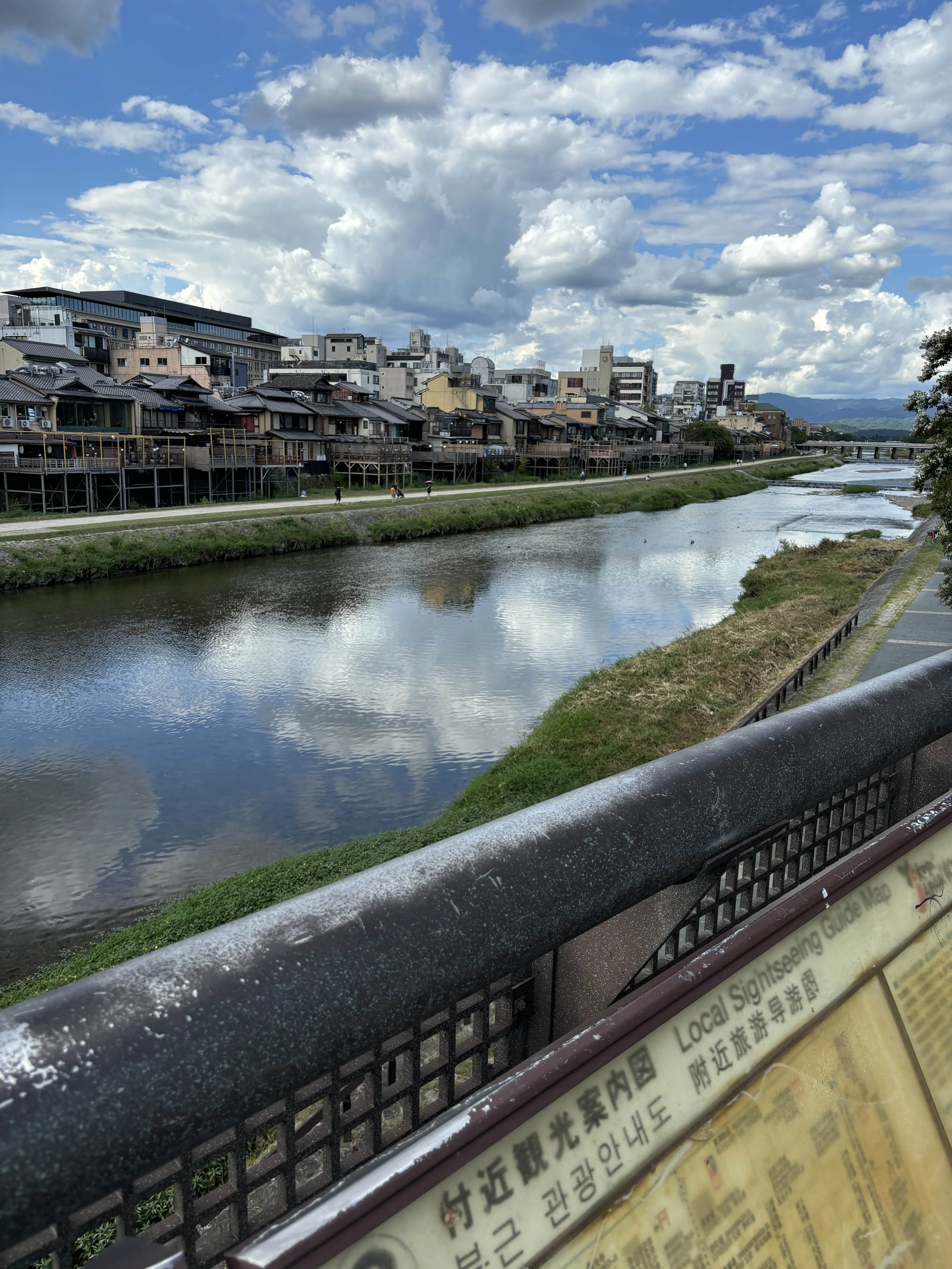 夏の鴨川　カップルも蒸発してた