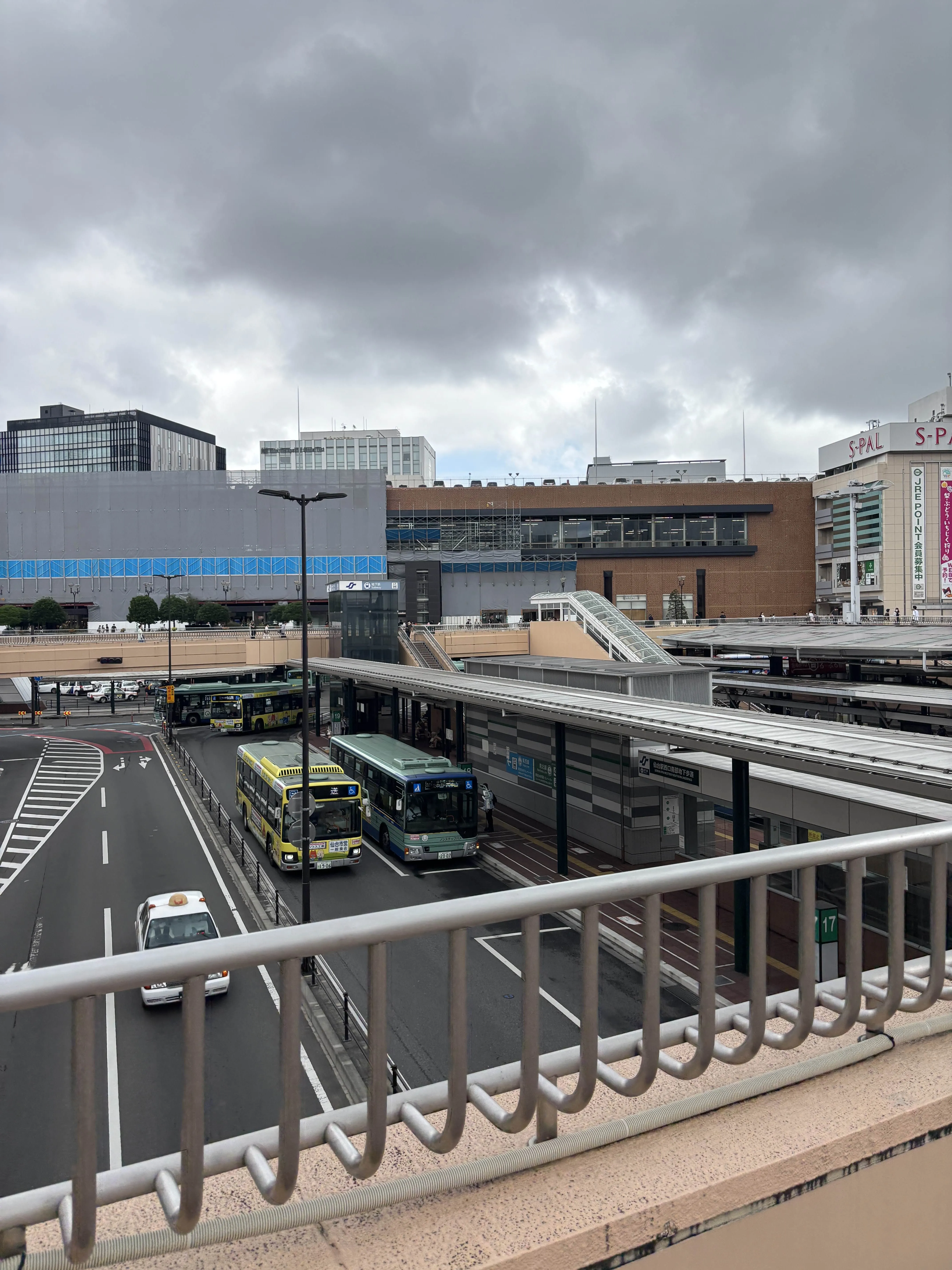 正午前の仙台駅前