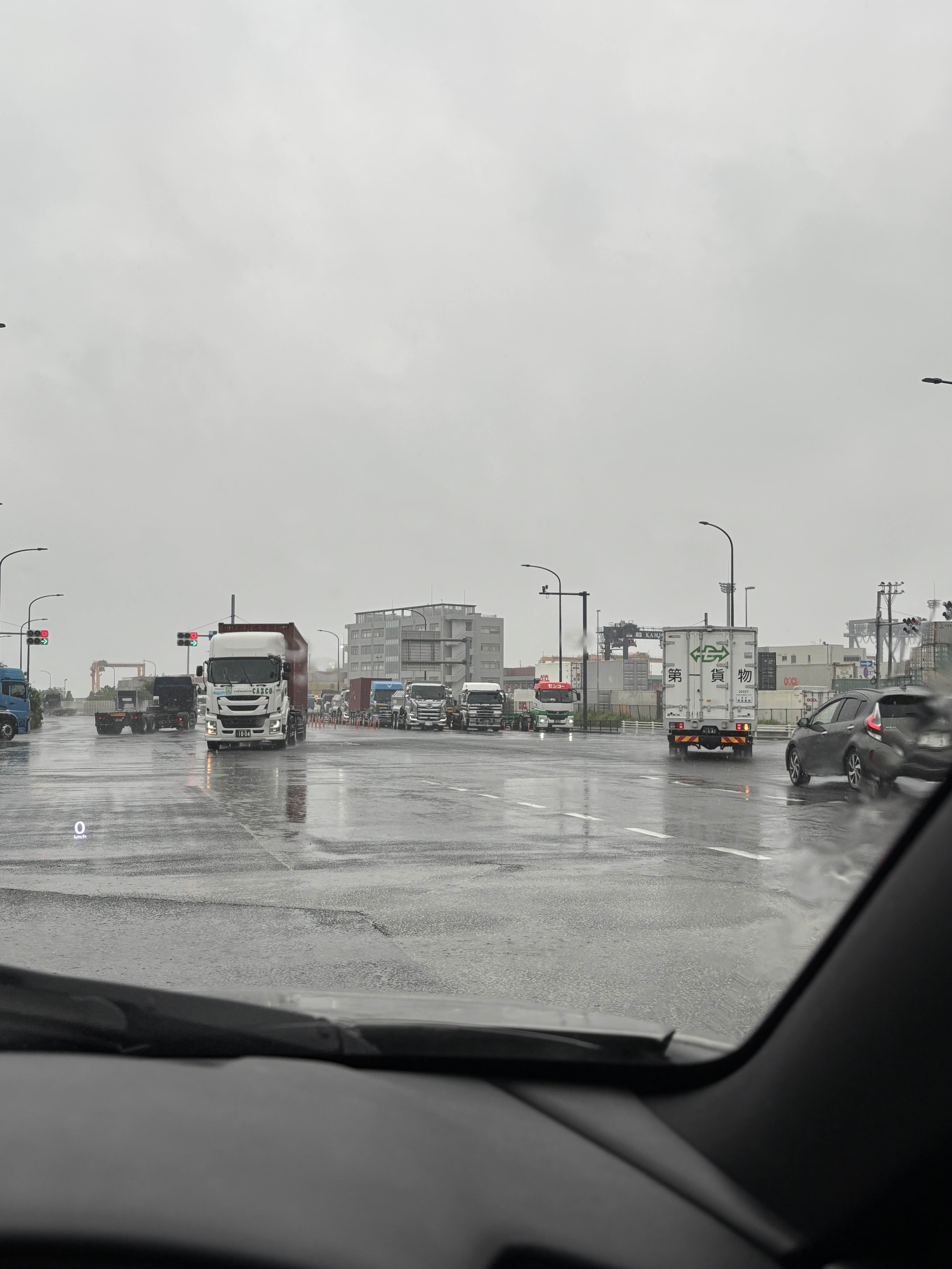 ゲートブリッジ手前 トラックしかいない