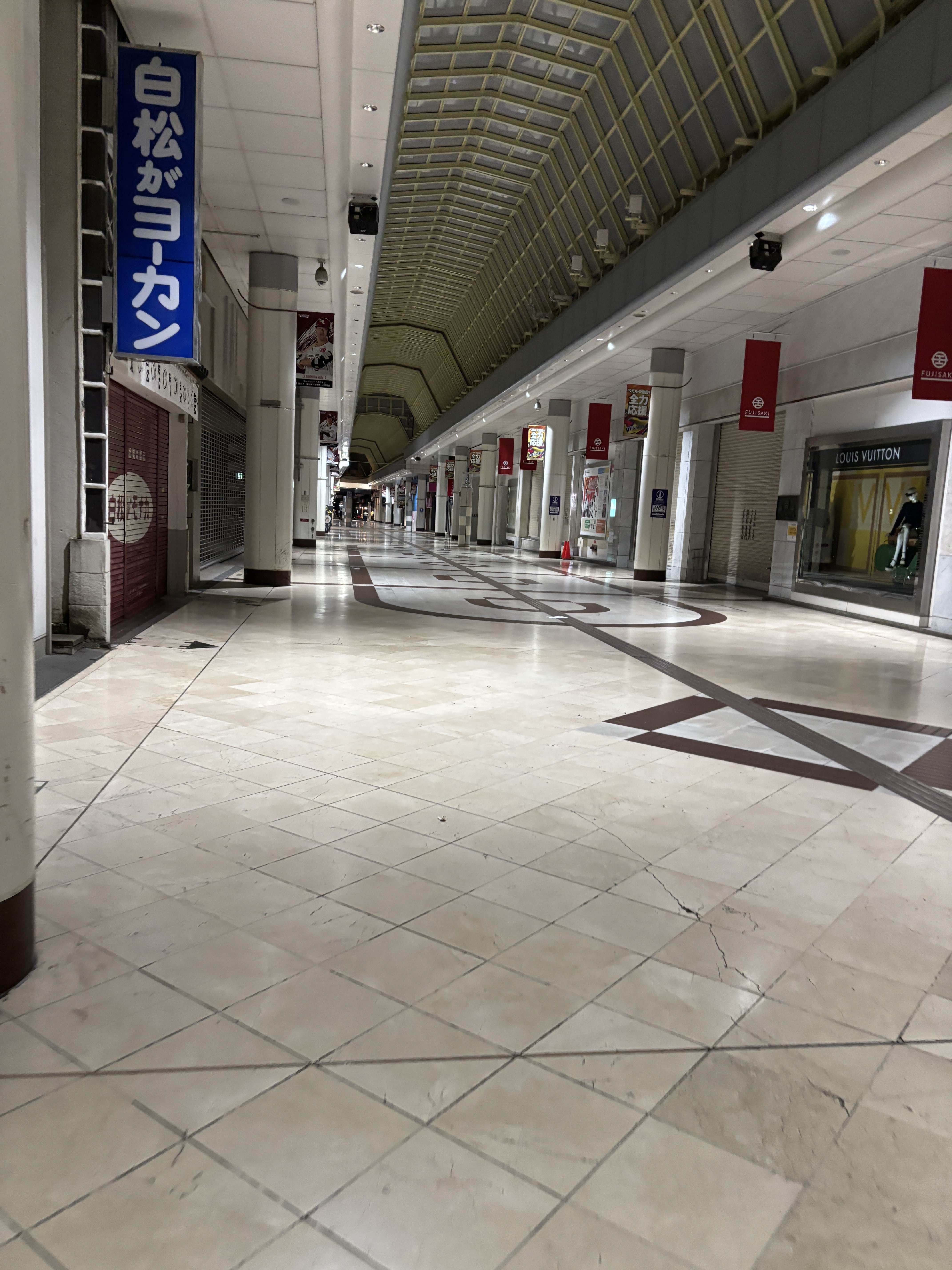 朝4時半の商店街